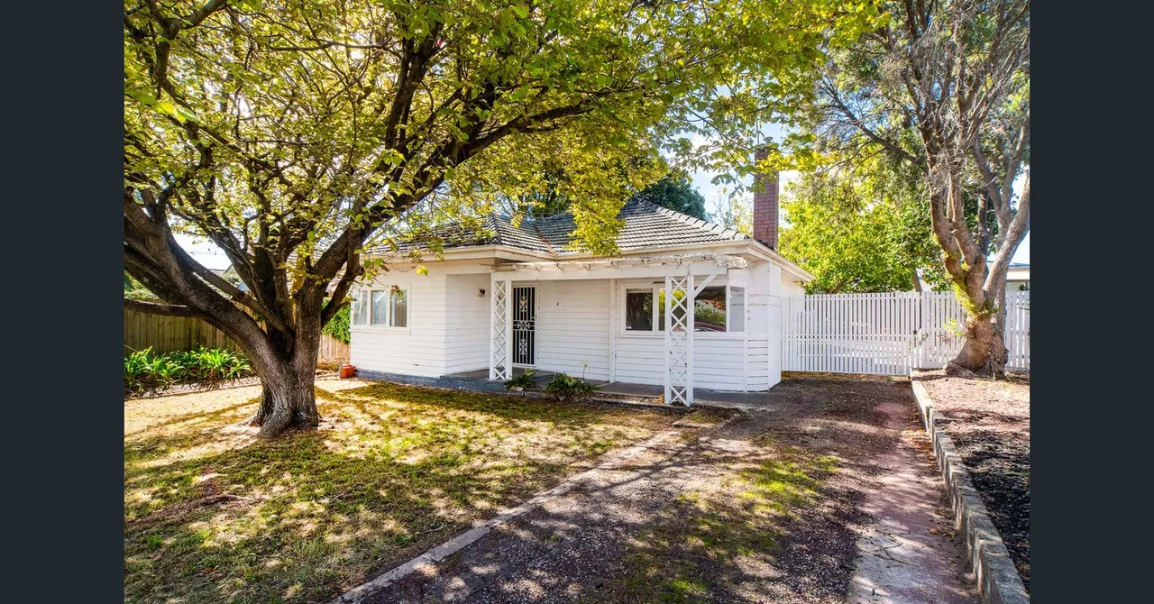 Charming White Weatherboard Cottage in Frankston with a Bearded Dragon - Photo 2