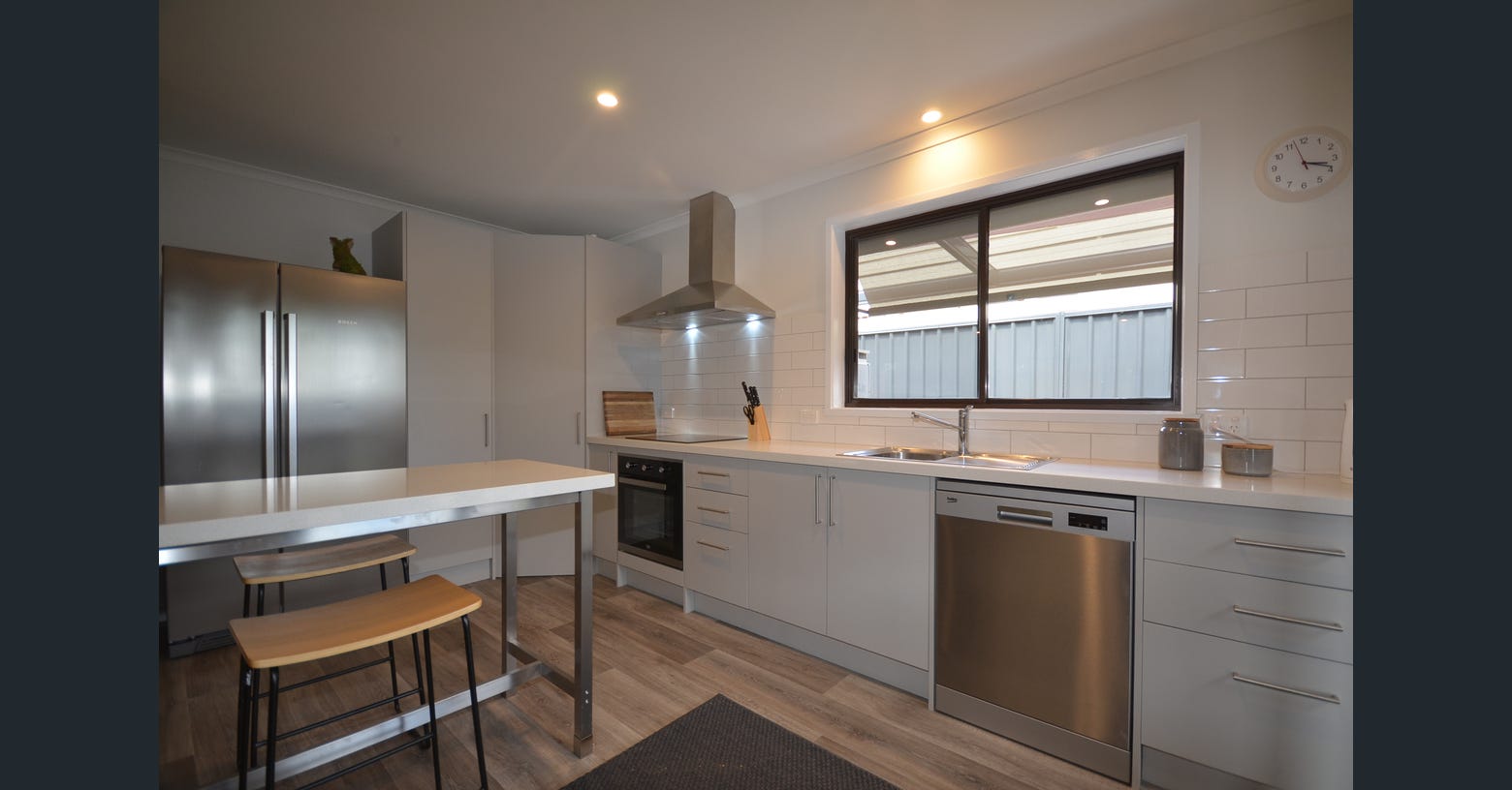 Renovated East Bendigo Family Home in Regional Victoria with a Friendly Schnauzer - Photo 2